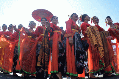 Peserta Karnaval Seni Budaya Lintas Agama dan Pawai Ogoh-Ogoh saat melintas di kawasan Tugu Muda Kota Semarang, Jawa Tengah, Minggu (30/4/2023).