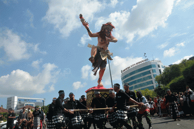 Peserta Karnaval Seni Budaya Lintas Agama dan Pawai Ogoh-Ogoh saat melintas di kawasan Tugu Muda Kota Semarang, Jawa Tengah, Minggu (30/4/2023).