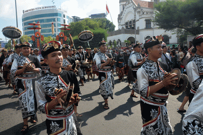 Peserta Karnaval Seni Budaya Lintas Agama dan Pawai Ogoh-Ogoh saat melintas di kawasan Tugu Muda Kota Semarang, Jawa Tengah, Minggu (30/4/2023).