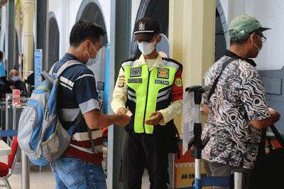 Suasana calon penumpang di Stasiun Pasar Senen, Jakarta, Sabtu (29/4/2023).