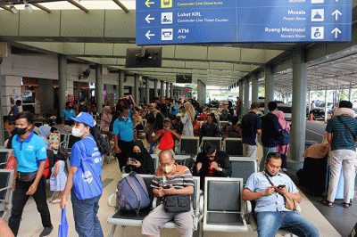 Suasana calon penumpang di Stasiun Pasar Senen, Jakarta, Sabtu (29/4/2023).