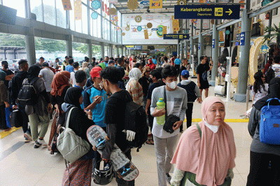 Suasana calon penumpang di Stasiun Pasar Senen, Jakarta, Sabtu (29/4/2023).