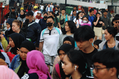 Wisatawan yang hendak berwisata ke Kepulauan Seribu memadati Pelabuhan Muara Angke, Jakarta, Sabtu (30/4/2023).