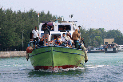 Wisatawan yang hendak berwisata ke Kepulauan Seribu memadati Pelabuhan Muara Angke, Jakarta, Sabtu (30/4/2023).