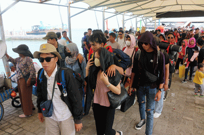 Wisatawan yang hendak berwisata ke Kepulauan Seribu memadati Pelabuhan Muara Angke, Jakarta, Sabtu (30/4/2023).