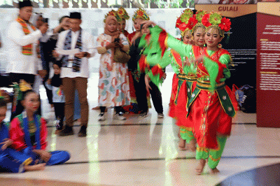 Sejumlah penari membawakan tarian saat memperingati Hari Tari Sedunia di Perkampungan Budaya Betawi, Setu Babakan, Jakarta, Sabtu (29/4/2023).