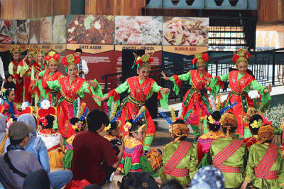 Sejumlah penari membawakan tarian saat memperingati Hari Tari Sedunia di Perkampungan Budaya Betawi, Setu Babakan, Jakarta, Sabtu (29/4/2023).