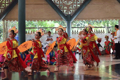 Sejumlah penari membawakan tarian saat memperingati Hari Tari Sedunia di Perkampungan Budaya Betawi, Setu Babakan, Jakarta, Sabtu (29/4/2023).