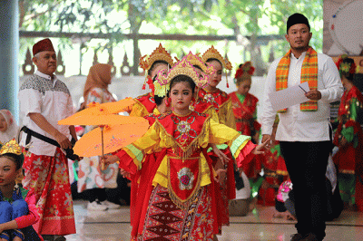 Sejumlah penari membawakan tarian saat memperingati Hari Tari Sedunia di Perkampungan Budaya Betawi, Setu Babakan, Jakarta, Sabtu (29/4/2023).