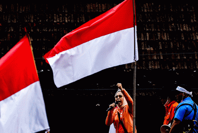 Massa buruh dari berbagai konfederasi dan serikat buruh melakukan aksi memperingati Hari Buruh Internasional.