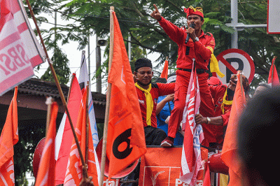 Massa buruh dari berbagai konfederasi dan serikat buruh melakukan aksi memperingati Hari Buruh Internasional.
