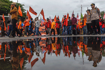 Massa buruh dari berbagai konfederasi dan serikat buruh melakukan aksi memperingati Hari Buruh Internasional.