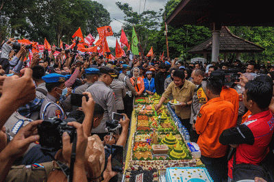 Massa buruh dari berbagai konfederasi dan serikat buruh melakukan aksi memperingati Hari Buruh Internasional.