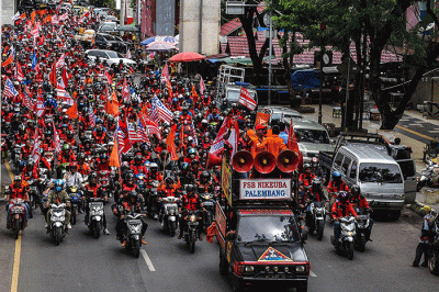 Massa buruh dari berbagai konfederasi dan serikat buruh melakukan aksi memperingati Hari Buruh Internasional.