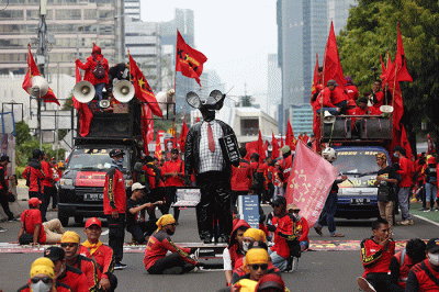 Buruh dari berbagai aliansi melakukan aksi damai dalam rangka Hari Buruh Internasional di Jalan Medan Merdeka Barat, Jakarta, Senin (1/5/2023).