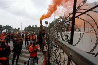 Buruh dari berbagai aliansi melakukan aksi damai dalam rangka Hari Buruh Internasional di Jalan Medan Merdeka Barat, Jakarta, Senin (1/5/2023).