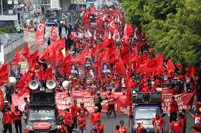 Buruh dari berbagai aliansi melakukan aksi damai dalam rangka Hari Buruh Internasional di Jalan Medan Merdeka Barat, Jakarta, Senin (1/5/2023).