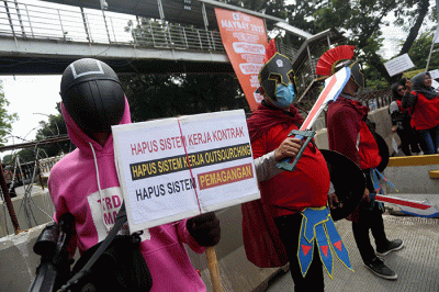 Buruh dari berbagai aliansi melakukan aksi damai dalam rangka Hari Buruh Internasional di Jalan Medan Merdeka Barat, Jakarta, Senin (1/5/2023).