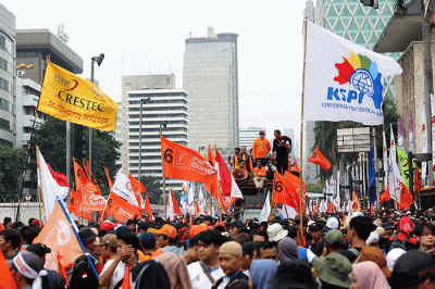 Buruh dari berbagai aliansi melakukan aksi damai dalam rangka Hari Buruh Internasional di Jalan Medan Merdeka Barat, Jakarta, Senin (1/5/2023).