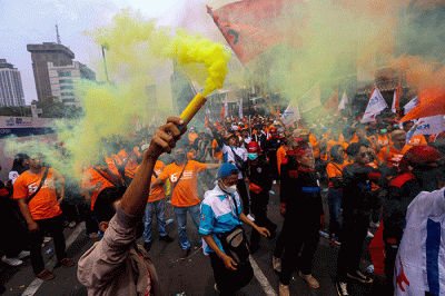 Buruh dari berbagai aliansi melakukan aksi damai dalam rangka Hari Buruh Internasional di Jalan Medan Merdeka Barat, Jakarta, Senin (1/5/2023).