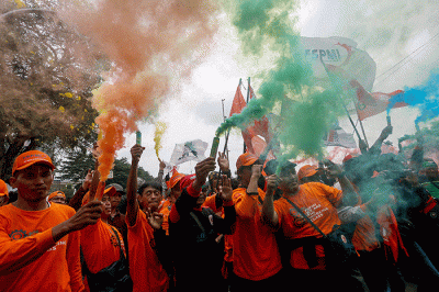 Buruh dari berbagai aliansi melakukan aksi damai dalam rangka Hari Buruh Internasional di Jalan Medan Merdeka Barat, Jakarta, Senin (1/5/2023).