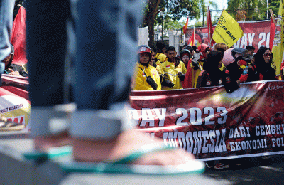 Ratusan buruh menggelar aksi unjuk rasa memperingati Hari Buruh Internasional di Jalan Urip Sumoharjo, Makassar, Sulawesi Selatan, Senin (1/5/2023).