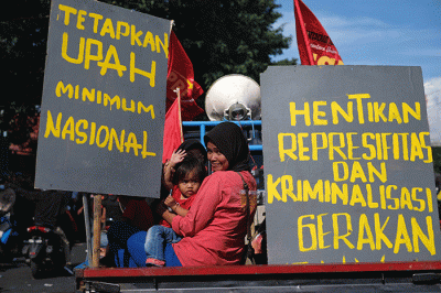 Ratusan buruh menggelar aksi unjuk rasa memperingati Hari Buruh Internasional di Jalan Urip Sumoharjo, Makassar, Sulawesi Selatan, Senin (1/5/2023).