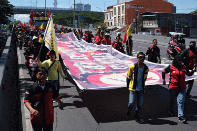 Ratusan buruh menggelar aksi unjuk rasa memperingati Hari Buruh Internasional di Jalan Urip Sumoharjo, Makassar, Sulawesi Selatan, Senin (1/5/2023).