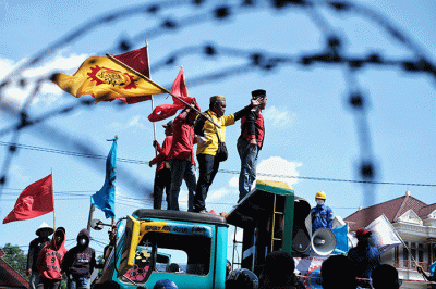 Ratusan buruh menggelar aksi unjuk rasa memperingati Hari Buruh Internasional di Jalan Urip Sumoharjo, Makassar, Sulawesi Selatan, Senin (1/5/2023).