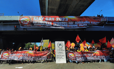 Ratusan buruh menggelar aksi unjuk rasa memperingati Hari Buruh Internasional di Jalan Urip Sumoharjo, Makassar, Sulawesi Selatan, Senin (1/5/2023).