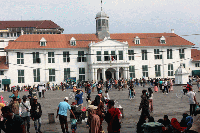 Jelang akhir libur lebaran dan libur peringatan hari buruh Pengunjung memadati Kawasan Kota Tua, Jakarta, Senin (1/5/2023).