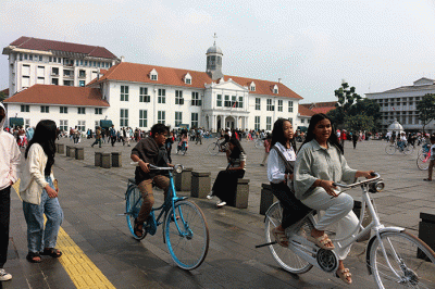 Jelang akhir libur lebaran dan libur peringatan hari buruh Pengunjung memadati Kawasan Kota Tua, Jakarta, Senin (1/5/2023).