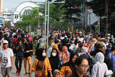 Jelang akhir libur lebaran dan libur peringatan hari buruh Pengunjung memadati Kawasan Kota Tua, Jakarta, Senin (1/5/2023).