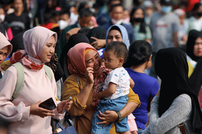 Jelang akhir libur lebaran dan libur peringatan hari buruh Pengunjung memadati Kawasan Kota Tua, Jakarta, Senin (1/5/2023).