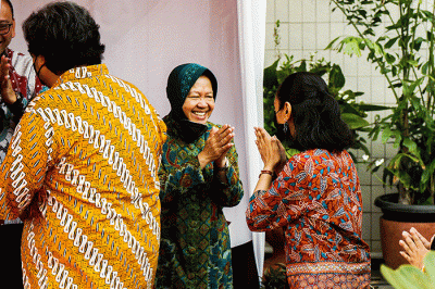 Menteri Sosial Tri Rismaharini saat memberikan arahan dalam rangka peningkatan kinerja pegawai di Halaman Kantor Kementerian Sosial.