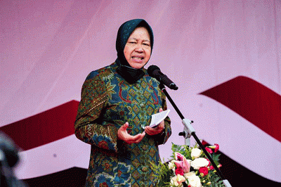 Menteri Sosial Tri Rismaharini saat memberikan arahan dalam rangka peningkatan kinerja pegawai di Halaman Kantor Kementerian Sosial.