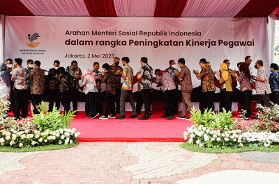 Menteri Sosial Tri Rismaharini saat memberikan arahan dalam rangka peningkatan kinerja pegawai di Halaman Kantor Kementerian Sosial.