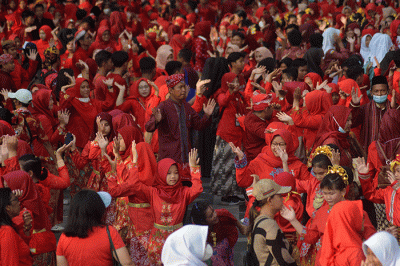 Sebanyak 11.476 penari joget bareng di sepanjang Jalan Pemuda, Semarang, Jawa Tengah, Selasa (2/5/2023).