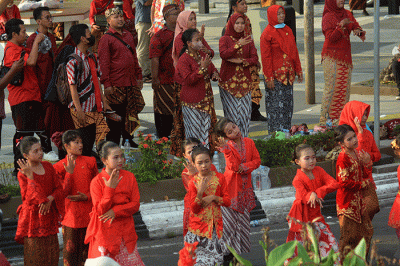 Sebanyak 11.476 penari joget bareng di sepanjang Jalan Pemuda, Semarang, Jawa Tengah, Selasa (2/5/2023).