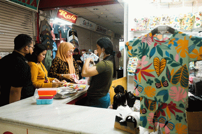 Pedagang menunggu kedatangan pembeli di Pasar Tanah Abang, Jakarta, Rabu (3/5/2023).