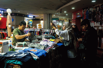 Pedagang menunggu kedatangan pembeli di Pasar Tanah Abang, Jakarta, Rabu (3/5/2023).