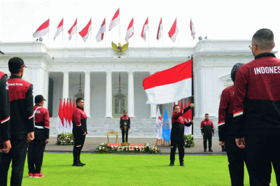 Presiden Joko Widodo secara resmi melepas kontingen Indonesia yang akan berlaga pada SEA Games Ke-32 di Kamboja pada 5-17 Mei 2023 di halaman Istana Merdeka.