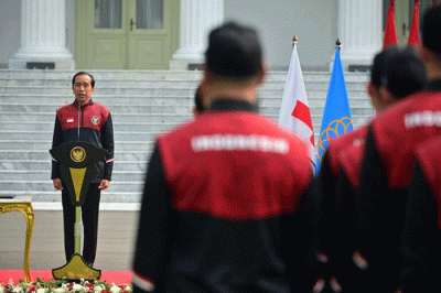 Presiden Joko Widodo secara resmi melepas kontingen Indonesia yang akan berlaga pada SEA Games Ke-32 di Kamboja pada 5-17 Mei 2023 di halaman Istana Merdeka.