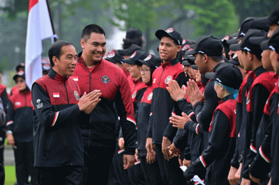 Presiden Joko Widodo secara resmi melepas kontingen Indonesia yang akan berlaga pada SEA Games Ke-32 di Kamboja pada 5-17 Mei 2023 di halaman Istana Merdeka.