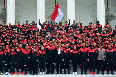 Presiden Joko Widodo secara resmi melepas kontingen Indonesia yang akan berlaga pada SEA Games Ke-32 di Kamboja pada 5-17 Mei 2023 di halaman Istana Merdeka.