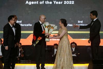 FWD Insurance menyerahkan penghargaan Agent of The Year di acara FWD Agency Award di Jakarta, Rabu (3/5/2023).