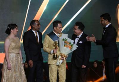 FWD Insurance menyerahkan penghargaan Agent of The Year di acara FWD Agency Award di Jakarta, Rabu (3/5/2023).