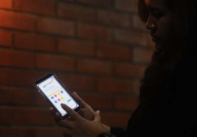 Seorang nasabah bertransaksi menggunakan aplikasi BTN Mobile di Jakarta, Jumat (5/5/2023).
