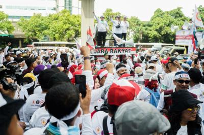 Ribuan tenaga kesehatan (Nakes) yang tergabung ke dalam sejumlah organisasi profesi kesehatan menggelar aksi demo di depan kantor Kementerian Kesehatan, Jakarta