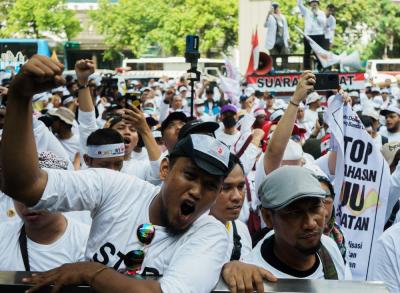 Ribuan tenaga kesehatan (Nakes) yang tergabung ke dalam sejumlah organisasi profesi kesehatan menggelar aksi demo di depan kantor Kementerian Kesehatan, Jakarta